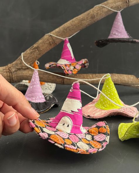 Little Witch Hats_Garland Witchy Sewing Projects, Witch Hat Garland, Homestead Sewing, Witch Hat Craft, Witch Hat Tutorial, Hat Garland, Witches Party, Mini Witch Hat, Halloween Party Planning