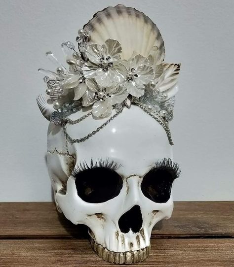 Decorative Skulls, Bedazzled Skeleton, Decorated Skulls, Decorated Skulls Human, Bejeweled Skull Diy, Bedazzled Skull Head, Crystal Skull Art, How To Crystallize Skulls, Glam Skull