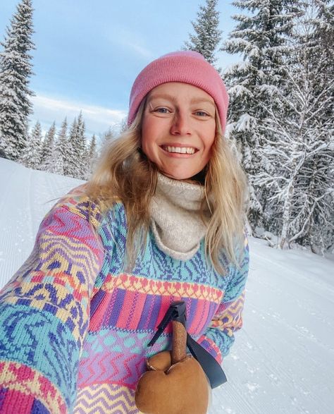 Colorful Winter Aesthetic, Colorful Hiking Outfit, Ski Core, Knitwear Aesthetic, Norway Fashion, Granola Fits, Outside Aesthetic, Norway Winter, Winter Outfits Snow