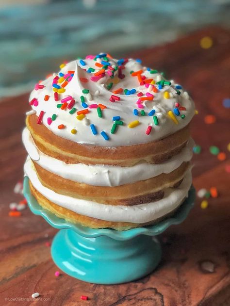 Keto Birthday Cake Chaffle Recipe with sprinkles Chaffel Recipes, Chaffle Bread, Chaffles Keto, Keto Birthday, Keto Basics, Keto Birthday Cake, Chaffle Recipes, Keto Cakes, Keto Chaffles