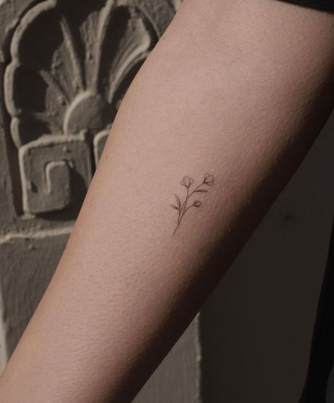 3 Tiny Flower Tattoo, Fineline Small Flower Tattoo, Thinline Flower Tattoo, Fine Line Tattoo Ideas With Meaning, Fine Line Flower Wrist Tattoo, Flower Tattoo With Script, Grey Fine Line Tattoo, Fine Line Small Flower Tattoo, Small Line Work Flower Tattoo