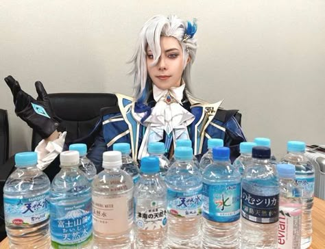 Neuvillette: "hey guys, it's your hydro dragon here. Today we will be trying every kind of water that I found in Fontaine and see which ones the best." Silly Games, 웃긴 사진, Oui Oui, I Have No Friends, Funny Anime Pics, Really Funny Memes, I'm A Simp, Just For Laughs Videos, Reaction Pictures