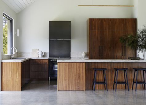 Ravensdale by Phoebe Nicol | Australian Interiors | est living Functional Kitchen Layout, Phoebe Nicol, Nordic Style Home, Beautiful Bookshelf, Daybed Design, Freestanding Cooker, Mcm House, Kitchen Details, Highland Homes