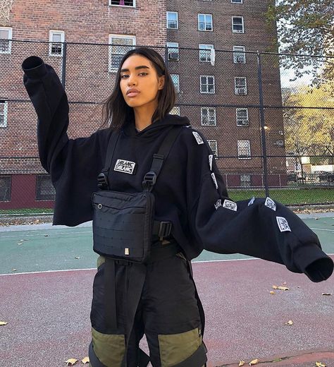 HBX Women on Instagram: “@ellebaness in her @alyxstudio Chest Rig Bag. Tap to shop.” Tech Outfit, Woman Streetwear, Black Fanny Pack, Dressy Shirts, Chest Rig, Tactical Vest, Fire Fits, Outfit Women, Insta Inspo