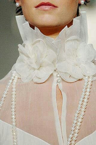 Chanel Pola Blus, Wearing Pearls, Pearls And Lace, Mode Tips, Mode Chanel, White Blouses, Chanel Couture, Couture Details, Chanel Fashion