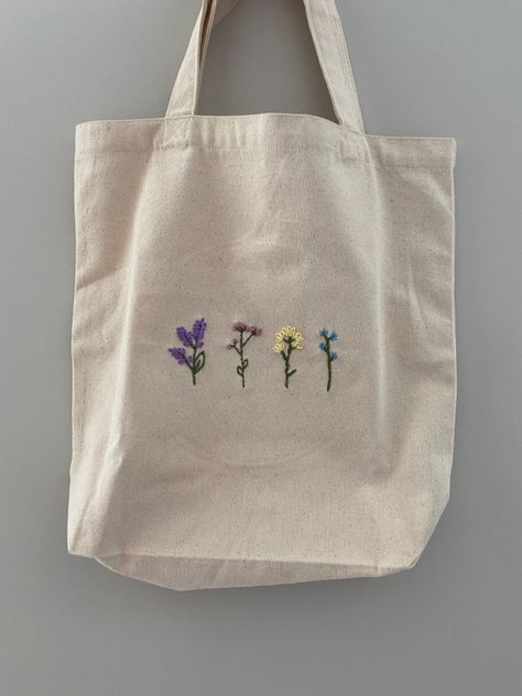 Flower Embroidered Tote Bag, Shopping Bag Embroidery, Tote Bag With Embroidery, Tod Bag Aesthetic, Tote Bag Ideas Aesthetic, Broderie Tote Bag, Embroidered Tote Bag Ideas, Embroidery Tote Bag Design, Embroider Bag