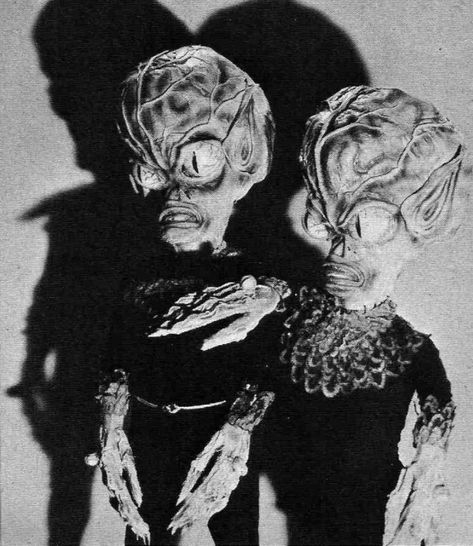 Behind the Scenes Photos From Sci-Fi Movie ‘Invasion of the Saucer-Men’ (1957) ~ Vintage Everyday Classic Sci Fi Movies, Vampire Fashion, Thunderbirds Are Go, Classic Sci Fi, Fiction Movies, Retro Horror, Sci Fi Horror, Lovely Creatures, Classic Horror Movies