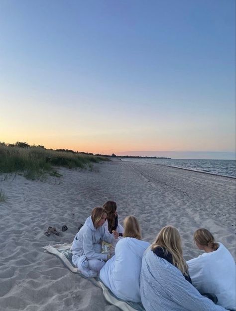 Mallory Aesthetic, Coastal Outfits, Carolina Do Norte, Aesthetic Coastal, Hamptons Summer, Coastal Aesthetic, Vacation Activities, Beach Sunrise, Senior Trip