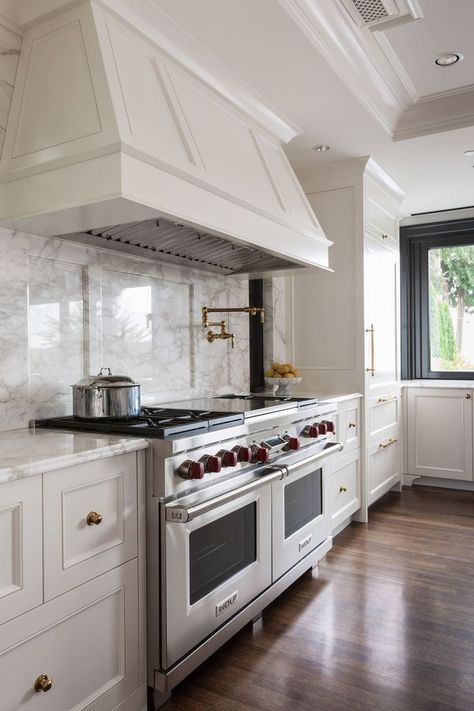 White Kitchen Marble Backsplash, Smart Kitchen Ideas, Island With Stove, Stove Hood, Marble Backsplash Kitchen, White Marble Kitchen, The World Of Interiors, Kitchen Hoods, White Cabinetry