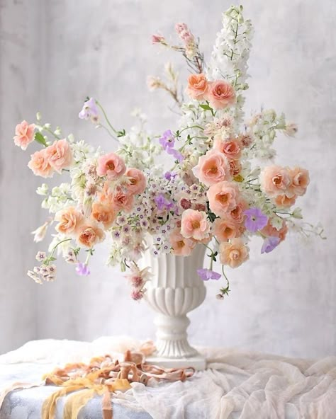 Fleur Aesthetic, Urn Design, Mixed Flowers, Floral Aesthetic, Keramik Design, Flower Studio, Bouquet Arrangements, Beautiful Flower Arrangements, Flower Arranging