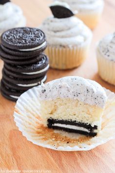 Cookies and Cream Cupcakes with a Marshmallow Oreo Frosting!! https://lilluna.com Oreo Cupcake Recipe, Cookies And Cream Cupcakes, Cookies And Cream Frosting, Cookie And Cream Cupcakes, Fluffy Cheesecake, Oreo Frosting, Moist Cupcakes, Cookies And Cream Cake, Cream Cupcakes