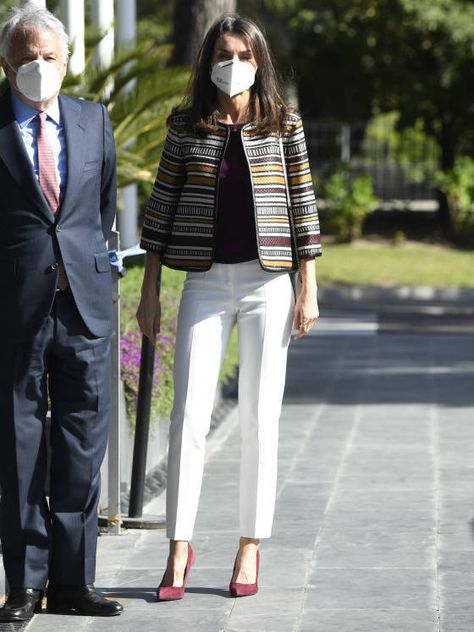 Reina Letizia: Letizia lleva los pantalones: descubrimos la nueva obsesión de la Reina Celebrity Maternity Style, Pregnant Celebrities, Estilo Real, Estilo Chic, Queen Letizia, Royal Fashion, Mom Style, Chic Dress, Maternity Fashion