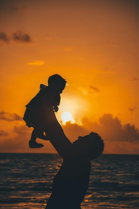 Fathers Day Wallpapers, Dad Aesthetic, Love Parents, Golden Hour Photos, Father And Baby, Christmas Wallpaper Backgrounds, Silhouette Photos, Silhouette Images, Best Dad Gifts