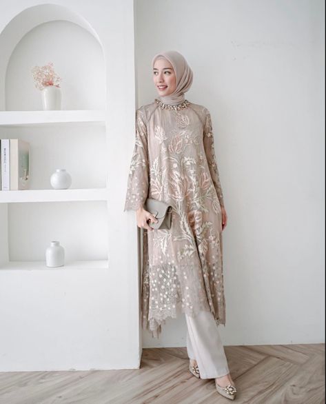 Model Blouse Batik, Mix And Match Outfits Hijab, Dress Brokat Modern, Model Dress Kebaya, Rok Lilit, Party Dress Inspiration, Islamic Fashion Dresses, Kebaya Modern Dress, Dress Pesta