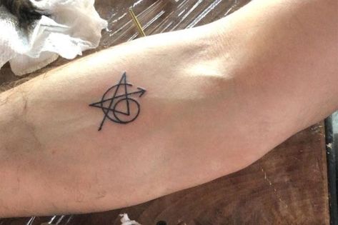 Robert Downey Jr.'s Avengers tattoo (c) Instagram Chris Evans Tattoos, The Avengers 2012, Mother Son Tattoos, Avengers Tattoo, Hair Movie, Chris Evans Funny, Baby Avengers, Finger Tats, Movie Tattoo