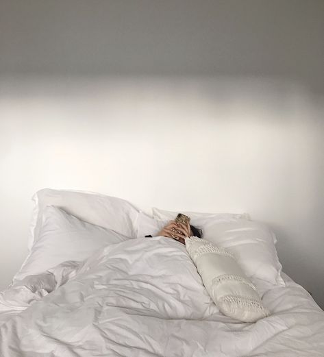 White linen sheets bed aesthetic Nikki Sloane, White Linen Sheets, Bed Aesthetic, White Bed Sheets, Sheets Bed, Comfort Home, White Linen Bedding, Home Comfort, Girl Sleeping