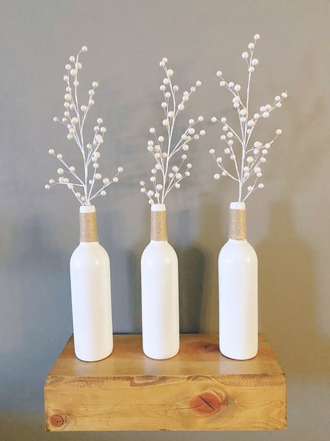 Wine Bottle Vase Diy, Wine Bottle Upcycle Ideas, Red Wine Bottle Crafts, Wedding Wine Bottles Diy Craft Ideas, Spray Paint Wine Bottles Diy, Wine Bottle Vases Centerpiece, Spray Bottle Art, Upcycle Wine Bottles, Painting Wine Bottles