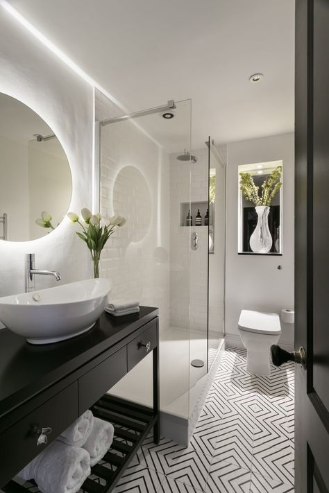 A Designer's Dramatic London Apartment in a Georgian Town House Black And White Tiles Bathroom, Black White Bathrooms, White Bathroom Designs, White Bathroom Tiles, Bathroom Model, Black And White Tiles, 아파트 인테리어, London Apartment, Trendy Bathroom