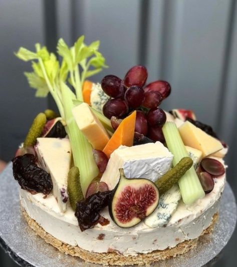 A savoury cheeseboard cheesecake exists and we are in love Savoury Birthday Cake, Savory Birthday Cake, Cheese Birthday Cake Ideas, Savoury Cheesecake Recipes, Cheese Birthday Cake, Savoury Cheesecake, Savory Birthday Cake Alternatives, Charcuterie Party, Savory Cheesecake