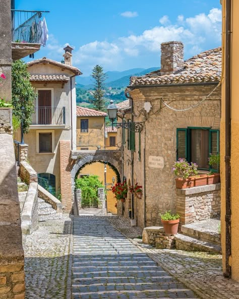 Italian Street, Italian Village, Italy Aesthetic, Dream Travel Destinations, Italian Summer, City Aesthetic, European Summer, Beautiful Places To Travel, Pretty Places