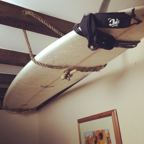 Surfboard rack. Old rope and a driftwood toggle. Perfect board rack and looks awesome. Surf Rack, Gear Room, Surfboard Rack, Board Rack, Long House, Diy Ceiling, Surfboard, Building A House, Roof