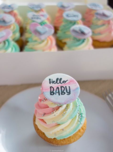 Babyparty-Cupcakes / Babyshower Cupcakes / Vanillemuffins mit Vanillecreme Baby Shower Desserts, Baby E, Hello Baby, Baby Party, Muffins, Baby Shower, Baking, Pins