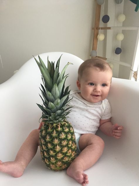 Baby pictures with pineapple Baby Photoshoot, Baby Month By Month, Baby Pictures, Pineapple