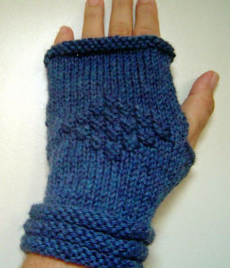 Watercolor Harry Potter, Knitted Hand Warmers, Heart Gloves, Beautiful Gloves, Knitting Gloves Pattern, Fingerless Gloves Knitted Pattern, Knitted Wrist Warmer, Knitted Stuff, Knitted Mittens Pattern