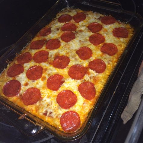 Macaroni and Cheese Pizza Bake Spaghetti Squash Pizza Casserole, Macaroni And Cheese Pizza, Spaghetti Squash Pizza, Pizza Chicago, Mac And Cheese Pizza, Cheese Pizza Recipe, Macaroni Casserole, Squash Pizza, Pizza Roll