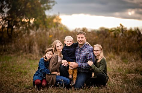 Family of five. #familyphotography #fallfamilyphotos #family #photography #photoshoot Family Of Five Fall Photoshoot, Family Of 5 Portrait Poses, Fall Photoshoot Family Of Five, Family Pictures With 5 People, Family Of Five Photo Poses, Family Of Five Picture Poses, 5 Family Members Photoshoot, Posing For Family Of 5, Family Photoshoot Family Of Five