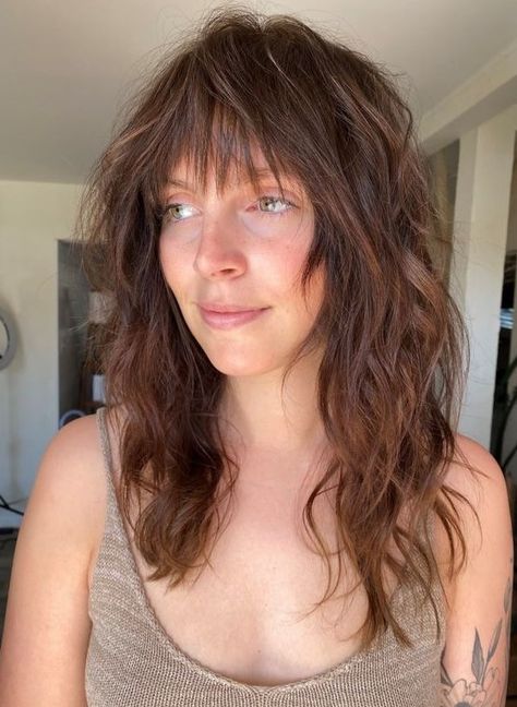 Picture of a dark brunette long wolf cut with wispy bangs and messy waves is a stylish and effortlessly chic idea Wolf Cut Fine Hair, Choppy Bobs, Hair Color At Home, Lavender Hair Colors, Perfect Bangs, Shaggy Long Hair, Long Face Shapes, Wolf Cut, Wispy Bangs