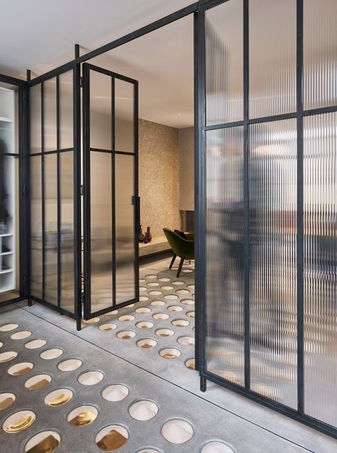 Perf House by Andy Martin Architecture London Terrace House, Partition Door, Georgian Terrace, Interior Kantor, Georgian Townhouse, London Townhouse, Reeded Glass, Glass Walls, Glass Partition