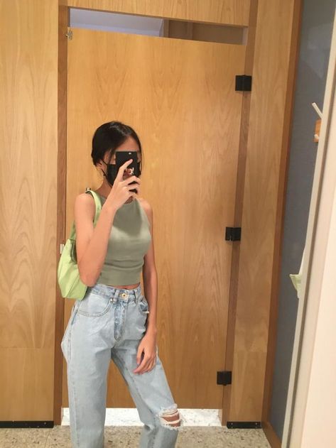 Baguette Bag Outfit, Green Bag Outfit, Light Wash Jeans Outfit, Remember To Love Yourself, Green Top Outfit, Green Crop Top, Tank Top Outfits, Green Tank Top, Green Tank