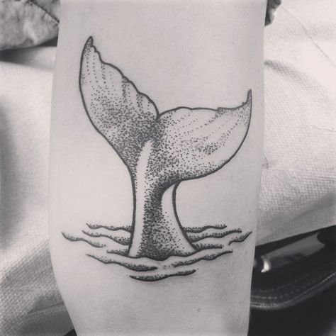 Pretty whale tail                                                                                                                                                                                 Mehr Whale Tail Tattoo, Mermaid Tail Tattoo, Beach Tattoo Ideas, Tail Tattoo, Whale Tattoos, Beach Tattoo, Sand And Sea, Tattoo Apprentice, Waves Tattoo