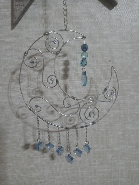 Handmade wire suncatcher with blue beads Bead And Wire Suncatchers Diy, Wire Wrapped Suncatcher, Wire Suncatcher Diy, Wire Jewelry Diy Tutorial, Diy Crystal Crafts, Wire Suncatcher, Crystal Suncatchers Diy, Copper Wire Crafts, Moon Suncatcher