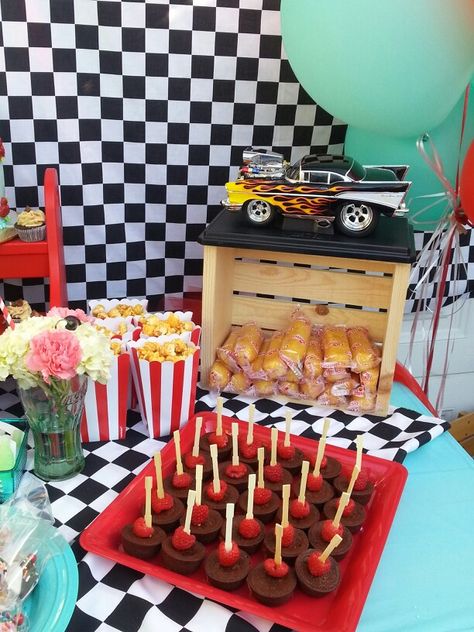 Retro 50's ~ dessert table 50’s Theme Party, 50s Desserts, 50s Themed Wedding, 50s Party Decorations, Coca Cola Party, 50th Birthday Party Themes, 60's Party, Grease Party, 50s Theme Parties