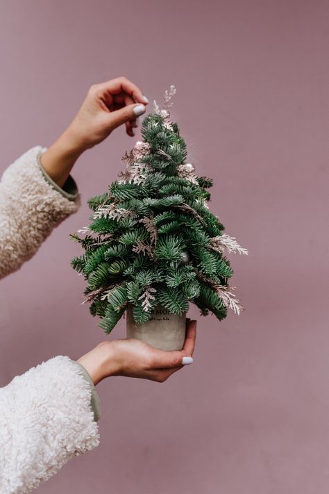 Winter Tree Decorations, Winter Flower Arrangements, Tree Decorating Ideas, Christmas Bouquet, Holiday Tree Decorations, Christmas Flower Arrangements, Winter Tree, Christmas Decor Inspiration, Style 2023