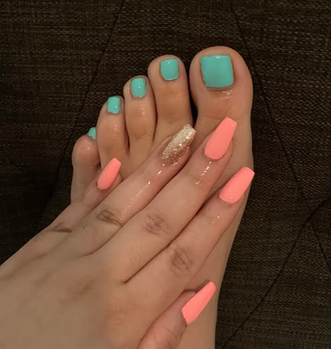 Best Nail Colors For The Beach, Coral And Teal Nails Color Combinations, Teal Coral Nails, Holiday Nails Summer 2023 Coral, Beach Nails And Toes Matching, Coral And Green Nails, Peach And Teal Nails, Coral Blue Nails, Turquoise Toenails