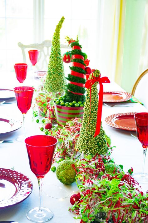 Grinch Christmas Table Setting, Grinch Table Decorations Christmas Centerpieces, Grinch Christmas Table Decor, Elegant Grinch Decor, Grinch Table Centerpiece Ideas, Whoville Christmas Dinner, Grinch Party Table, Grinch Christmas Centerpiece, Grinch Table Decor