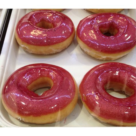 Strawberry glazed doughnuts from my friend in England. Donuts Glaze, Raspberry Donut, Cook Ideas, Twitter Aesthetic, Donut Art, Box Recipes, Glazed Doughnuts, Strawberry Glaze, Glazed Donut