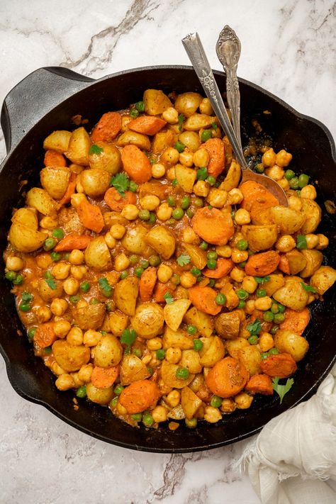 A veggie packed curry made with a premade jarred sauce for simplify weeknight meals. Carrot... Potato Chickpea Curry, Potato Chickpea, Fall Meals, Plant Based Dinner, Meatless Main Dishes, Potato Curry, Carrots And Potatoes, Chickpea Curry, Curry Dishes