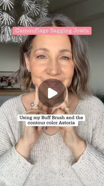 Kim Laughren on Instagram: "One of my most asked for videos.. How to contour sagging jowl’s🙌 Think of contour like spanx…but for your face! 😊 You can add dimension and camouflage those sagging jowls and chisel out your jawline. Contour is like a mini facelift!👏🏻 👉🏼Start at the base of your ear and apply contour all along the underside of your jawline. This creates a dark shadow which helps to camouflage our loose skin! Blend downwards so you don’t have a harsh line. If you have a little dent or divet where your jowl starts like I do, take your brightening highlight and apply to that little shadow. Light colors will bring it forward. Color I used: Contour - Astoria Brightening - Athens Buff Brush 💁‍♀️Need color recommendations? Comment “help” for a FREE color match. #seintbeau Contouring For Jowls, How To Make Your Face More Symmetrical, Contouring Jowls Makeup Tips, Contour Jowls, Jowls Makeup, Jawline Contour, Jawline Contouring, Apply Contour, Contour Video