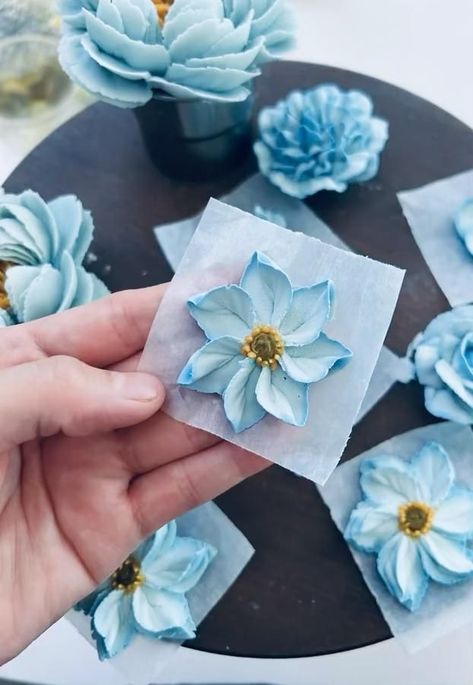 Floral Sheet Cake, Buttercream Flowers Tutorial, Cake Decorating Flowers, Frosting Flowers, Resipi Kek, Royal Icing Flowers, Home Decor Easy Diy, Cupcake Decorating Tips, Home Decor Crafts Diy