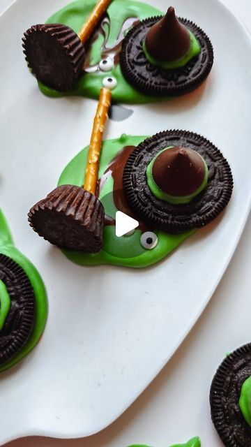 Melted Witch Cookies, Melted Witch Bark, Meltables Ideas, Quick And Easy Halloween Desserts, Mini Halloween Desserts, Candy Melts Ideas, Witch Treats, Edible Googly Eyes, Mini Peanut Butter Cups