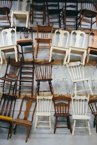 Gallery & Inspiration | Picture - 1519137 Black And White Furniture, Mismatched Chairs, Woven Dining Chairs, Vintage Wedding Photography, Old Chairs, Round Chair, Vintage Inspired Wedding, Diy Chair, White Furniture