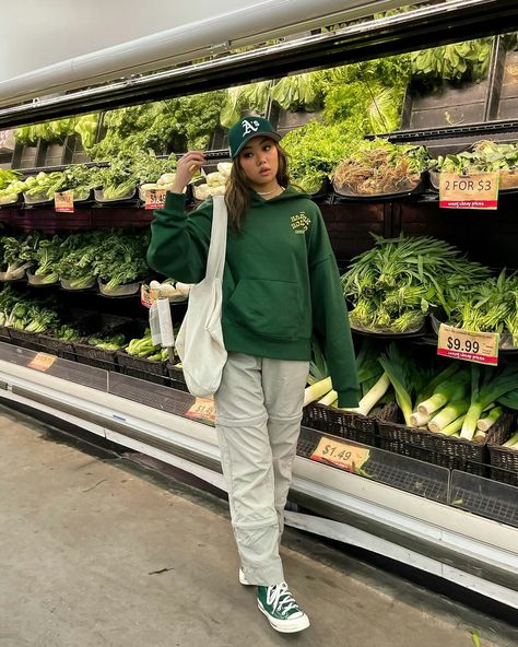 Green Converse Outfit Aesthetic, Colored Converse Outfit, Outfits With Green Converse, Colorful Converse Outfit, Green Converse Outfits, Green Spring Outfits, Converse Aesthetic Outfit, Converse Outfit Aesthetic, Green Converse Outfit