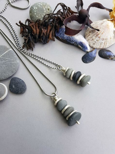 Pebble Stack, Seaglass Jewellery, Pebble Crafts, Jewellery Techniques, Beach Stones Jewelry, Slate Art, Pebble Jewelry, Seashell Beach, Pebble Pendant