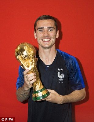 Pogba, Mbappe and victorious France stars pose with World Cup | Daily Mail Online Griezmann France, France Team, World Cup Trophy, World Cup Winners, Sports Celebrities, Antoine Griezmann, World Cup 2018, Man United, Fifa World Cup