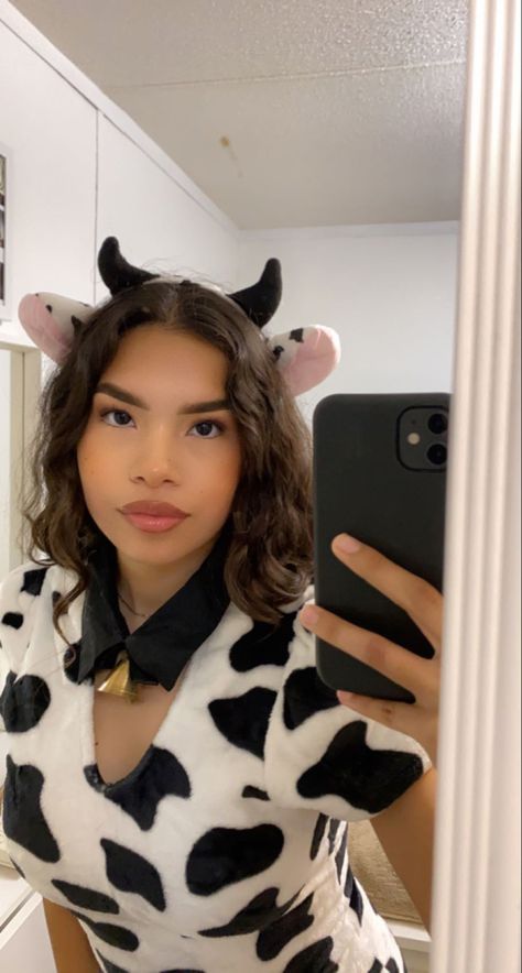 Mirror picture of a girl wearing a cow costume that has a big size gold bell in the middle of the neck, also wearing cow ears. Cow Halloween Costume, Cow Halloween, Cow Outfits, Cow Costume, Holloween Costume, Cowgirl Costume, Cowboy Party, Homemade Halloween, Photoshoot Concept