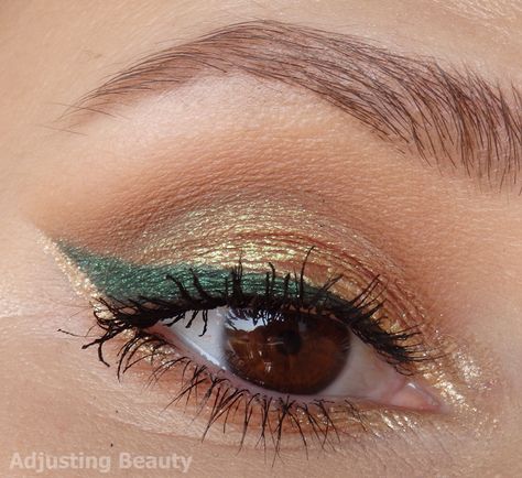 Eyeliner Verde, Green Dress Makeup, Prom Eyes, Quinceanera Makeup, Make Up Gold, Gold Eyeliner, Gold Makeup Looks, Green Eyeliner, Gold Eye Makeup